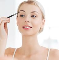 Modelka blond nakładająca pomadę