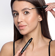 Kobieta używająca serum do brwi