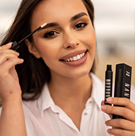 Opalona kobieta stosująca serum Nanobrow