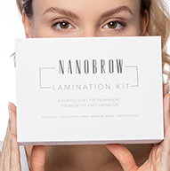Kobieta trzymająca Lamination kit, zasłaniając większość twarzy