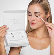 Kobieta trzymająca Lamination Kit i szczotkę