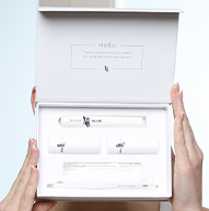 Kobieta trzymająca Lamination Kit