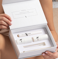 Kobieta trzymająca Lamination Kit