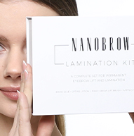 Kobieta trzymająca Lamination Kit