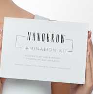 Modelka trzymająca Lamination Kit