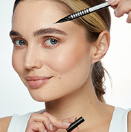Model stosujący pióro Microblading