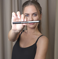 Modelka trzymająca pióro Microblading Pen przy aparacie