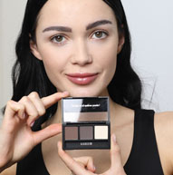 Model trzymający zestaw cieni do brwi