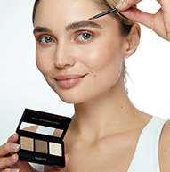 Niebieskooka modelka trzymająca Light Powder Kt