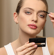 Model trzymający zestaw proszkowy