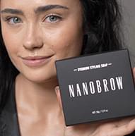 Modelka z ciemnymi włosami trzymająca mydelniczkę do stylizacji Nanobrow