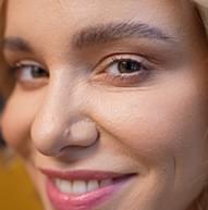 Modelka z dużymi, uśmiechniętymi brwiami