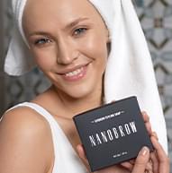 Modelka z ręcznikiem na głowie trzymająca mydelniczkę Nanobrow Styling