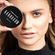 Modelka zakrywa oko Mydłem do Stylizacji Nanobrow