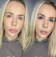 Kobieta o blond włosach i niebieskich oczach, uśmiechająca się delikatnie na neutralnym tle, emanująca ciepłem i przystępnością.