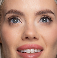 Modelka o blond włosach i niebieskich oczach, patrząca w górę