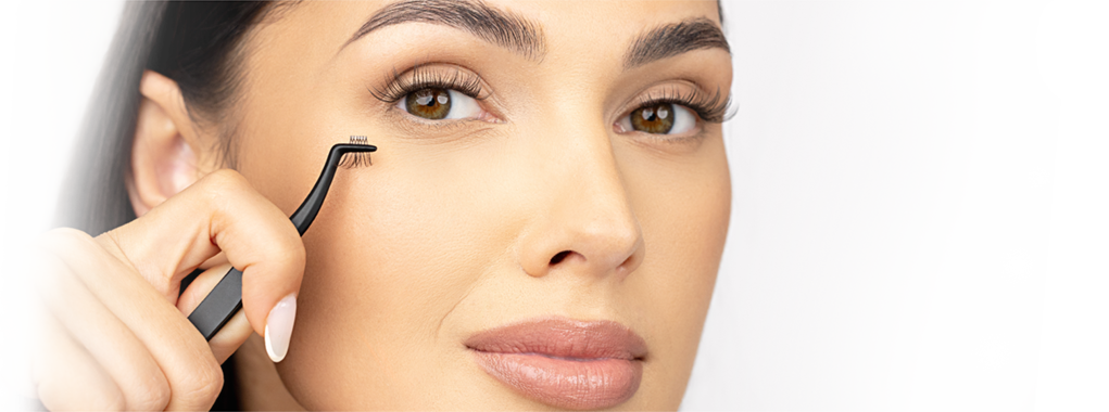 Modelka zakłada kępke za pomocą aplikatora