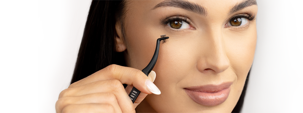 Modelka zakłada kępke za pomocą aplikatora