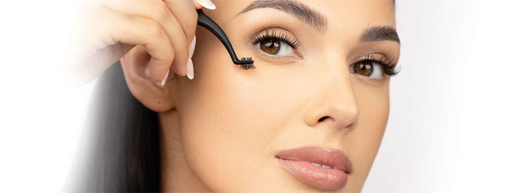 Modelka zakłada kępke za pomocą aplikatora