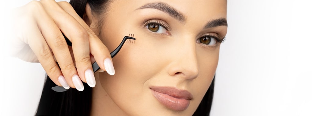 Modelka zakłada kępke za pomocą aplikatora