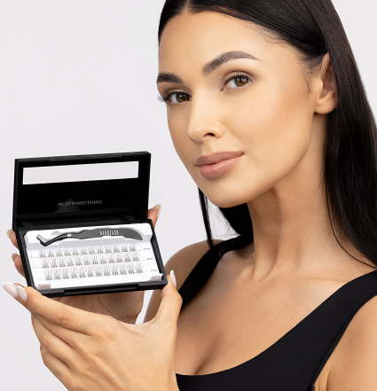 Kobieta trzymająca kasetkę Nanolash Stick & Go